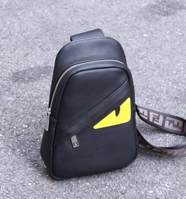 请认准独家烫金 独家对版品质品牌名称 新款Fendi芬迪胸包 产品规格 W19Xh26Xd6.5Cm 产品材质 原版意大利进口头层牛皮 黑色 进口专用肩带F 产