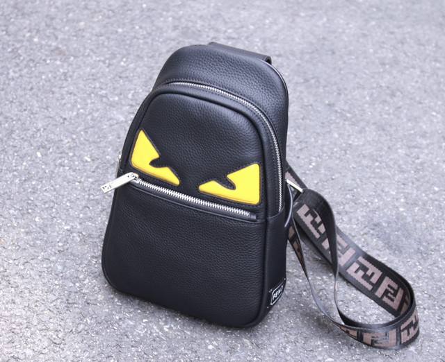 请认准独家烫金 独家对版品质品牌名称 新款Fendi芬迪胸包 产品规格 W19Xh26Xd6.5Cm 产品材质 原版意大利进口头层牛皮 黑色 进口专用肩带F 产