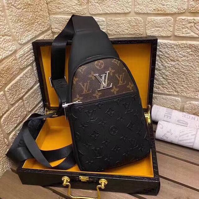 原单品质 男士爆款胸包 同步原单牛皮材质 以现市场流行的形态呈现 胸包模式 简单怪异 手感柔软 贴心设计耳机孔 爆款模式绝不落空 尺寸: 32 18 8Cm 款