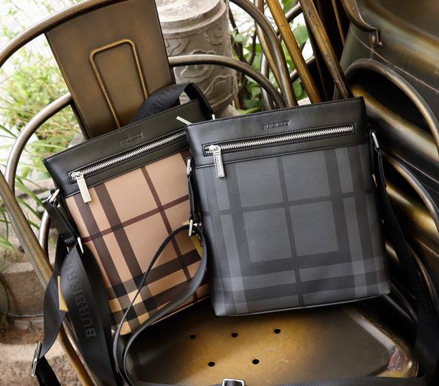 批 巴宝莉 型号33093黑色 Burberry独家新款 斜挎包 尺寸 24X27X6Cm 高端品质 原单正品 独特的品质时尚的设计精致的手工构制潮男必备专柜货