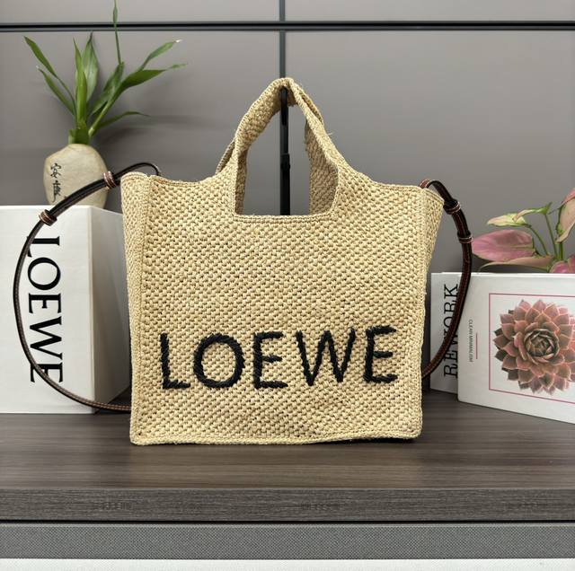 Low新款中号酒椰纤维 Font Tote 手袋 是一款长方体手袋 饰有对比色 Loe*We 标志 中号版本在西班牙采用由工匠在马达加斯加种植 收成 晒干和手工