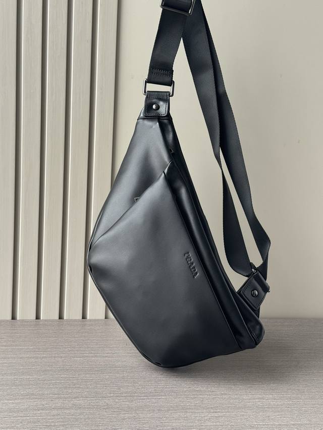 顶级专柜老鼠高端狠货2025最新火爆款普拉达胸包大量出货啦,叫嚣专柜货顶级原单货纸上谈兵吹牛皮的咱不会 请让狠货说话 款式可以复制抄袭 材料做工骗不了懂的人 里