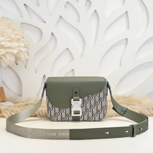 dior-迪奥专柜最新款信使包 斜挎包官网同步 卡其色配布款 采用卡其色Oblique 印花面料配粒面小牛皮精心制作 饰以对比鲜明的缉面线 搭配彰显马鞍风格审美