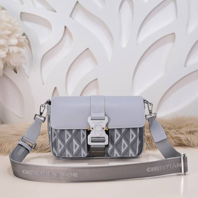 dior-迪奥专柜最新款信使包 斜跨包官网同步 原单品质 D705 这款Dior Hit The Road 信使包是本季的全新款式 将现代风格与Dior的高订精