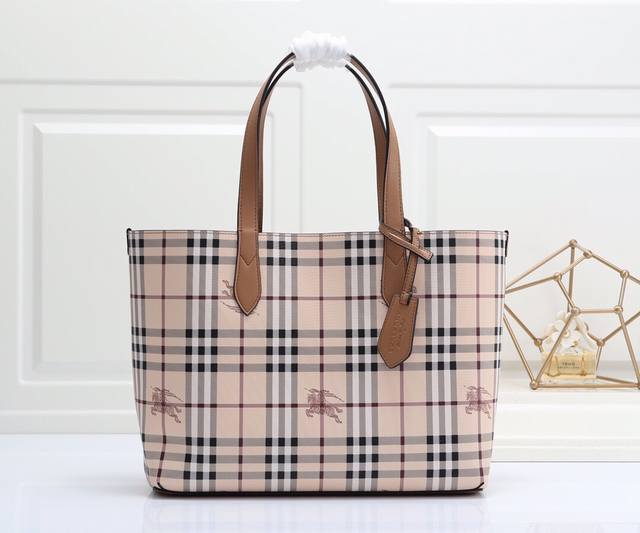 B家 可以双面用 简约利落的实用功能型购物袋 采用品牌标志性 Hamarket 格纹织物与考究牛皮制成将其内侧外翻即可作为经典款皮包使用款号8 托特包采用无口袋