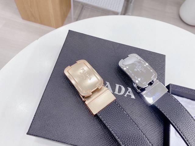 普拉达 prada 世界著名奢侈品牌 屋部设计感十足 全新工艺 高端大气 上身效果极佳 搭配 普拉达 prada 新款花纹扣头 突出品牌形象 高端精品腰带 送礼