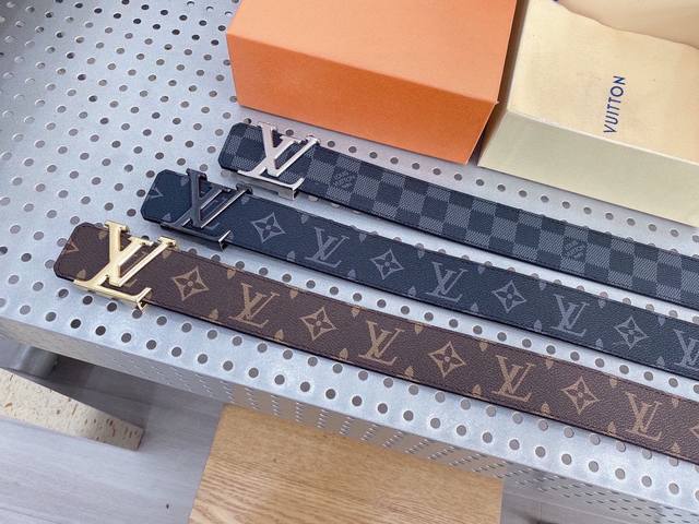 高版本 腰带 Lv 原单牛皮皮带 热门款 男女通用皮带里面最火的版本啦 质量很好 全套包装 五金绝对不褪色 皮带头和专柜一样的哦 配礼盒手提袋发票