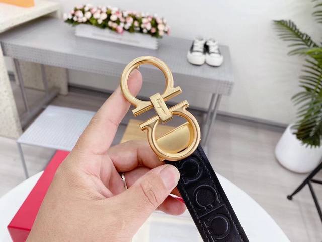 菲拉格慕这款皮带是Ferragamo的经典配饰之一 高贵优雅 经典不衰 这款皮带配有经典Gancini扣饰 点缀品牌字母标识 别具匠心 皮带采用双面设计 长度可