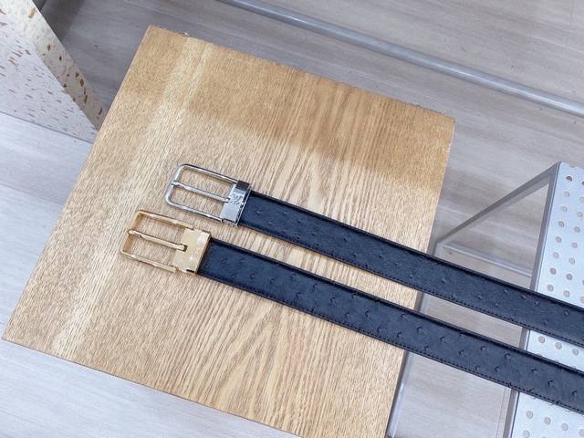 针扣款 路易威登为全球最大的高级时尚控股公司以传统手工设计和款式新颖誉满全球 此款采用纯牛皮名师制作 双面可用 随心驾驭[奸笑] 附带原版包装 宽度3.4厘米