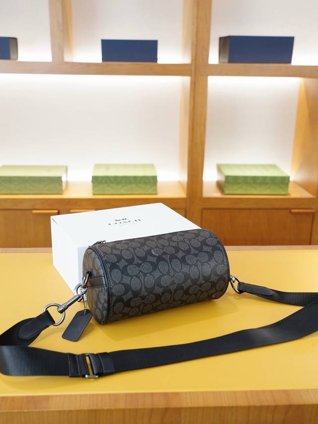 蔻驰 官网同步 高版本 斜挎单肩背包 永恒不过时的标志性产品 纯原单牛皮 顶级五金制作 非市面普通版本 贸易公司订单货 全部实拍 实用性非常高 完全不用担心穿搭