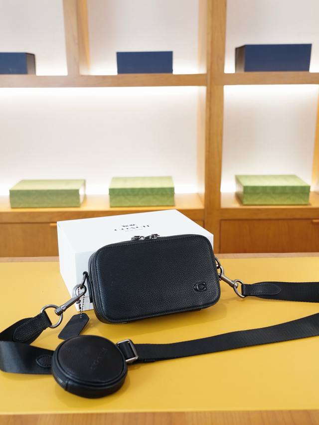 蔻驰 官网同步 高版本 斜挎单肩背包 永恒不过时的标志性产品 纯原单小牛皮 顶级五金制作 非市面普通版本 贸易公司订单货 全部实拍 实用性非常高 完全不用担心穿