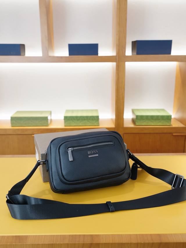 Boss 官网同步 高版本 斜挎单肩背包 永恒不过时的标志性产品 纯原单小牛皮 顶级五金制作 非市面普通版本 贸易公司订单货 全部实拍 实用性非常高 完全不用担