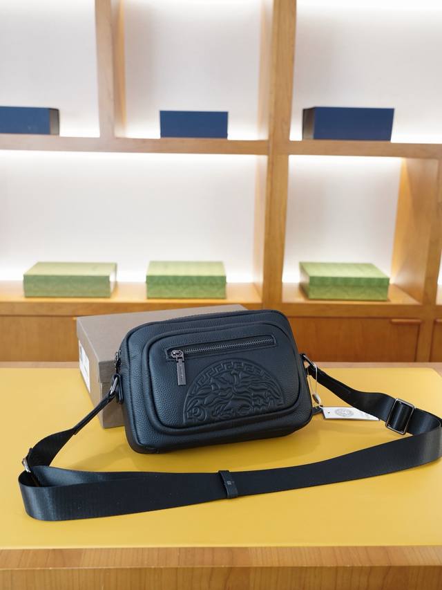 Versace 范思哲 官网同步 高版本 斜挎单肩背包 永恒不过时的标志性产品 纯原单小牛皮 顶级五金制作 非市面普通版本 贸易公司订单货 全部实拍 实用性非常