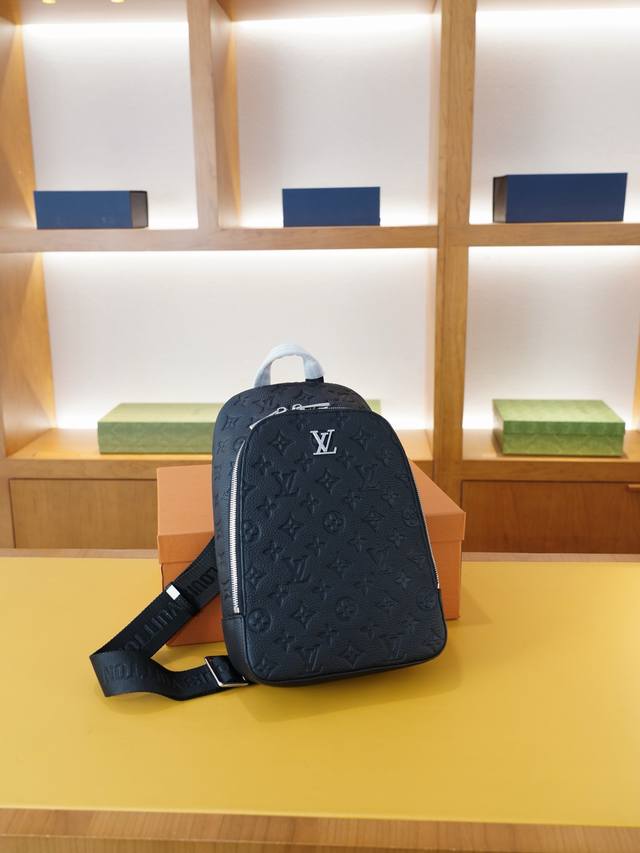 路易威登 官网同步 高版本 胸包 永恒不过时的标志性产品 纯原单牛皮 顶级五金制作 非市面普通版本 今年Lv最爱的款式 全部实拍 实用性非常高 完全不用担心穿搭