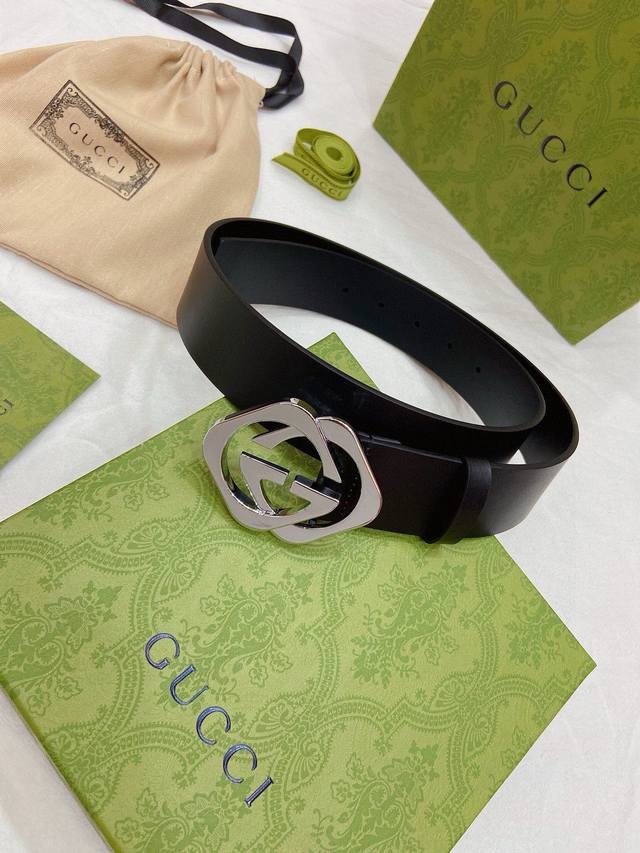 gucci 哑黑色皮革腰带 配有互扣式双G带扣细节 黑色皮革 磨砂黑 金属配件 互扣式双G扣 搭配铆钉封口 38Mm 宽