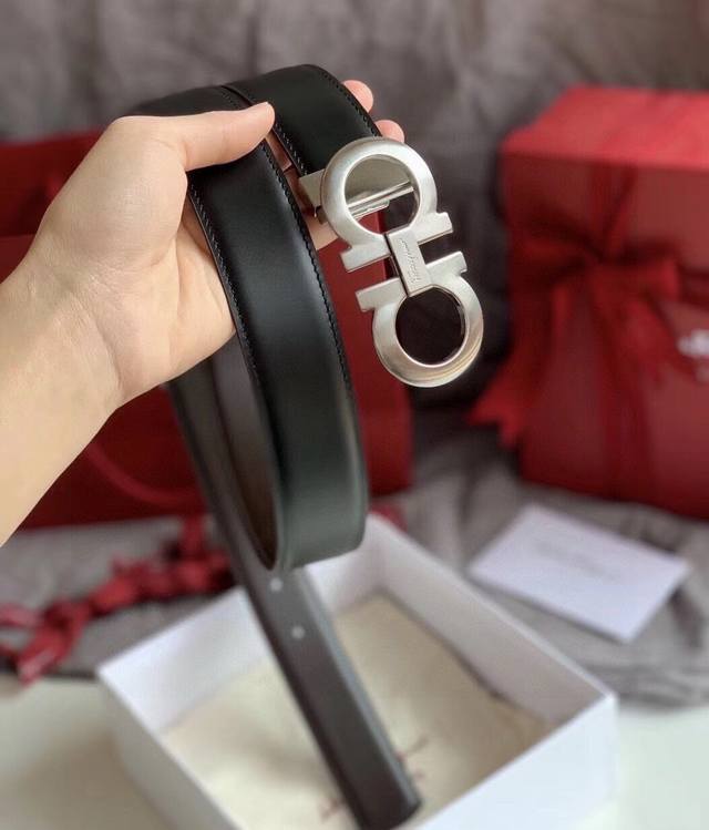 ferragamo菲拉格慕将摩登设计与精湛的手工技艺 实用性和款式并重 双面可用 一面黑色一面咖啡色 35Mm手感柔软舒中 搭配最新原版真空电镀五金扣