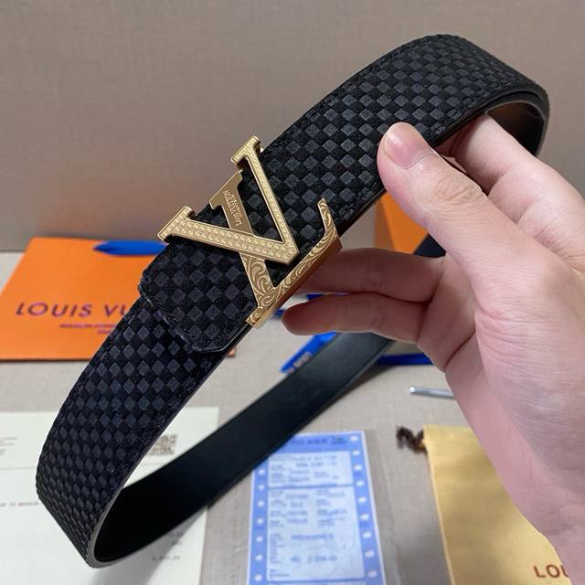 品牌 Lv路易威登 钢扣 等级 原单私货.进口头层牛皮黑底 专柜售 堪比正品 油边精致 电脑车线 手感柔软.实物拍摄无修饰 上身效果超好 长度不可裁剪.配专柜全