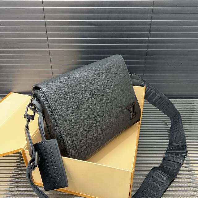 Louisvuitton 路易威登 牛皮 District 翻盖邮差包男士斜挎包 实物拍摄 原厂原版面料 配送防尘袋 26 X 23Cm
