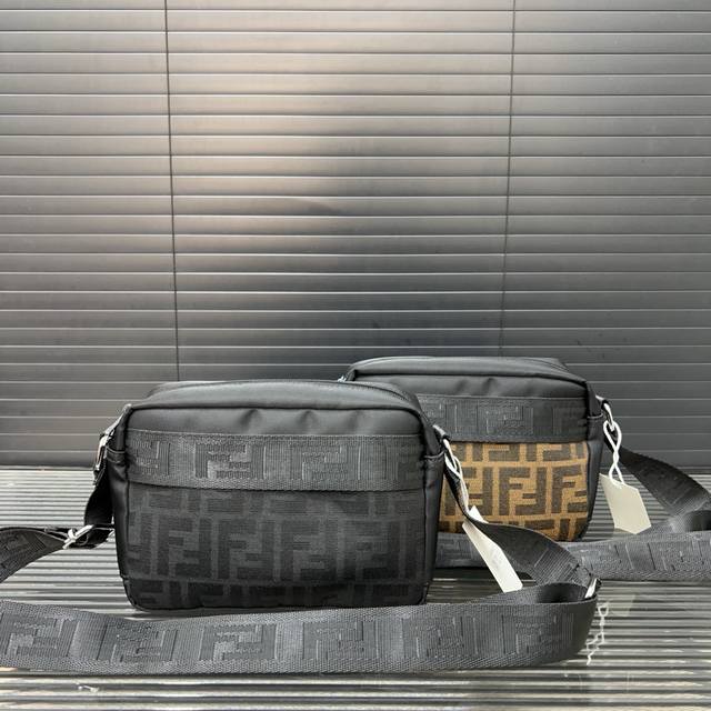 Fendi 芬迪 尼龙斜挎包 相机包 男女通用斜挎包 单肩包 经典百搭 实物拍摄 原厂原版面料 配送防尘袋 21 X 15 Cm