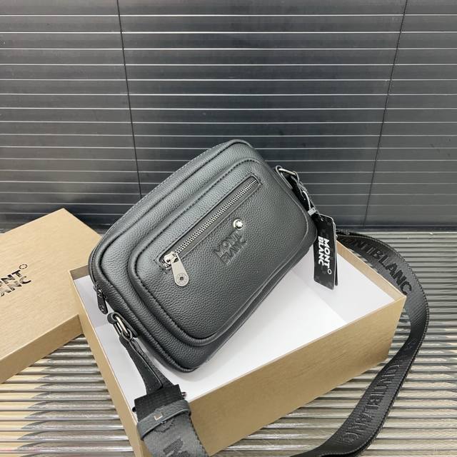 Montblanc 万宝龙 男士小牛皮单肩包 邮差包 斜挎包 经典百搭 实物拍摄 原厂原版面料 高端品质 配送防尘袋 礼盒 22 X 15 Cm