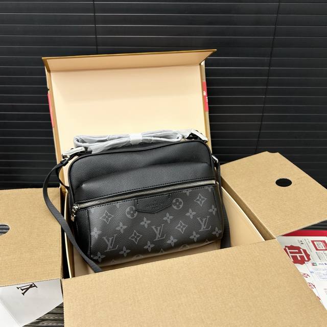 Louisvuitton 路易威登 outdoor 邮差包 男女通用单肩斜挎包 经典百搭 实物拍摄 原厂原版面料 配送防尘袋 礼盒 25 X 18 Cm