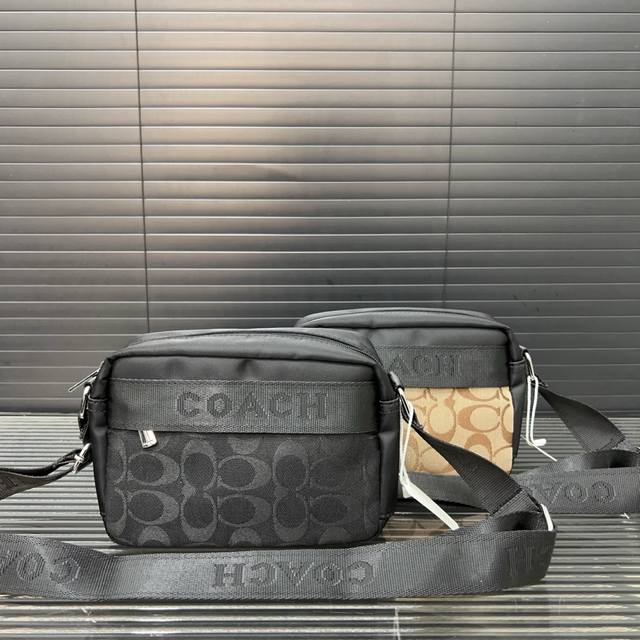 Coach 蔻驰 徽标设计尼龙斜挎包 相机包 男女通用斜挎包 单肩包 经典百搭 实物拍摄 原厂原版面料 配送防尘袋 21 X 15 Cm