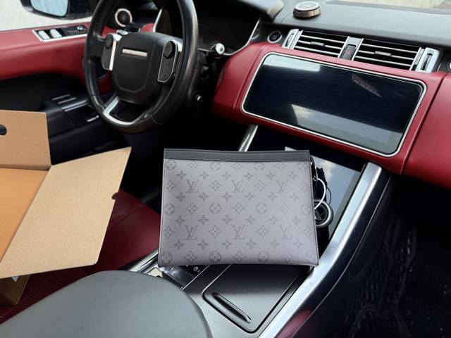 配皮 高端货 新款 Louis Vuitton Lv手拿包 路易威登洗漱包手抓包 M69535 Louis Vuitton pochette Voyage Mm