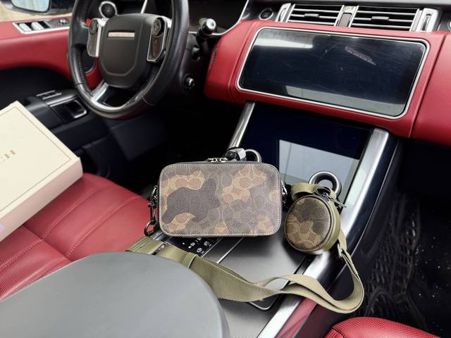 高端货 新款 Coach 蔻驰单肩包 Coach蔻驰相机包 Coach蔻驰 Charter 19 标志性迷彩印花拉链开合 涂层帆布 斜挎单肩包 小号 男款 绿色