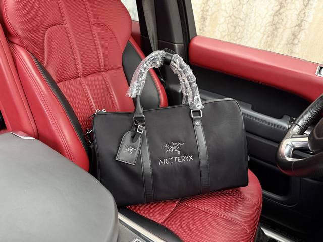 高端货 新款 Arcteryx 始祖鸟旅行袋始祖鸟手提包斜挎包 经典老花满印可调节可拆卸肩带 涂层帆布拼牛皮革饰边 猴子包手提单肩斜挎旅行包 男女款 黑色 单肩