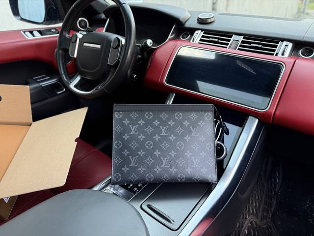 配皮 高端货 新款 Louis Vuitton Lv手拿包 路易威登洗漱包手抓包 M61692 Louis Vuitton pochette Voyage 经典