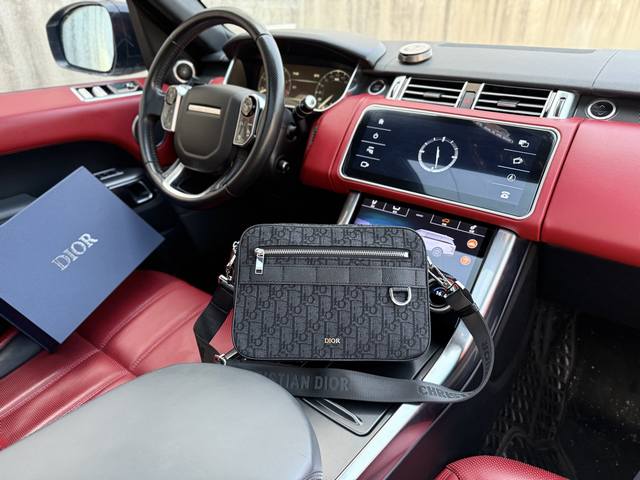 高端货 新款 Dior 迪奥单肩包 Dior迪奥邮差包 Dior迪奥 Safari 可拆卸可调节肩带Oblique印花粒面牛皮革单肩斜挎包 大号 男女款 黑色