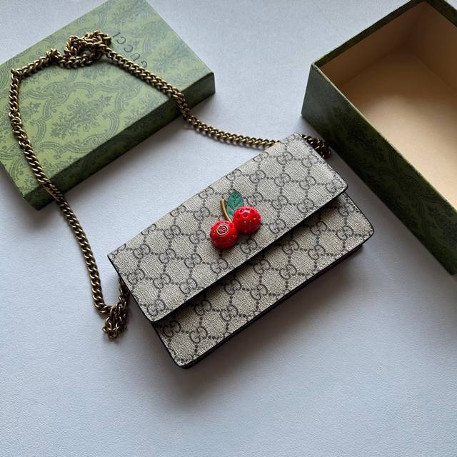 颜色 红尺寸18X13Gucci Garden樱桃 升级版 一个三维的樱桃配件 镶嵌晶体矗立Gg标志内部带钥匙扣专柜对版采用进口pvc搭配顶级原版皮当手包 适合