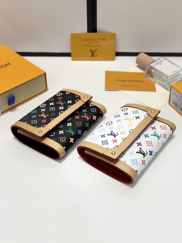 短 颜色 黑彩 白彩尺寸 短12X9.5新款 经典老花面料用双色皮革衬托出图案 打造出精致的氛围 既紧凑又能收纳纸币 硬币 卡片的空间也很有魅力