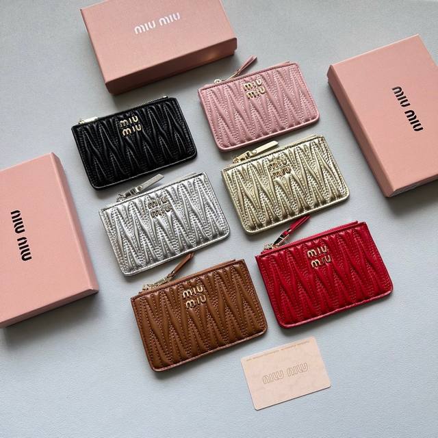 颜色 黑 粉 红 棕 金 银尺寸14.5X9Miumiu专柜最新款 专柜爆款热力来袭 经典提花压纹设计 多功能卡包钱包釆用顶级进口小羊皮 皮质细腻柔软 做工精细