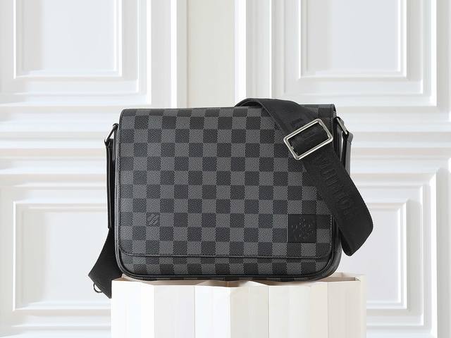 163C01芯片 顶级原单 型号 M42710全皮黑格 男 差包系列 District 小号邮差包 本款 District 小号邮差包取材 Damier Inf