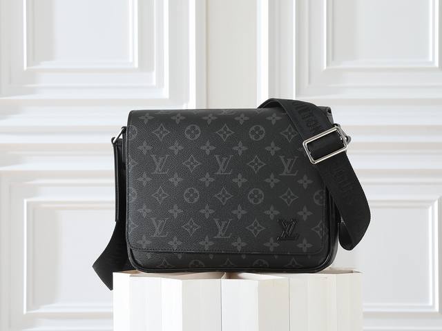 163C01芯片 顶级原单 型号 M46255黑花 新款 District 小号邮差包延续雅致细节 轻盈质感和充裕空间 成就日常生活中功能与潮流的兼备之选 详细