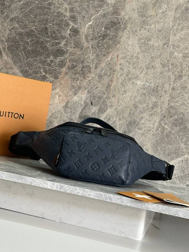 Rush 腰包 顶级原单M14784蓝色 本款 Rush 腰包为 Monogram Shadow 压纹牛皮革融入哑光质感 再借俊朗色调演绎动感魅力 巧用可调节肩