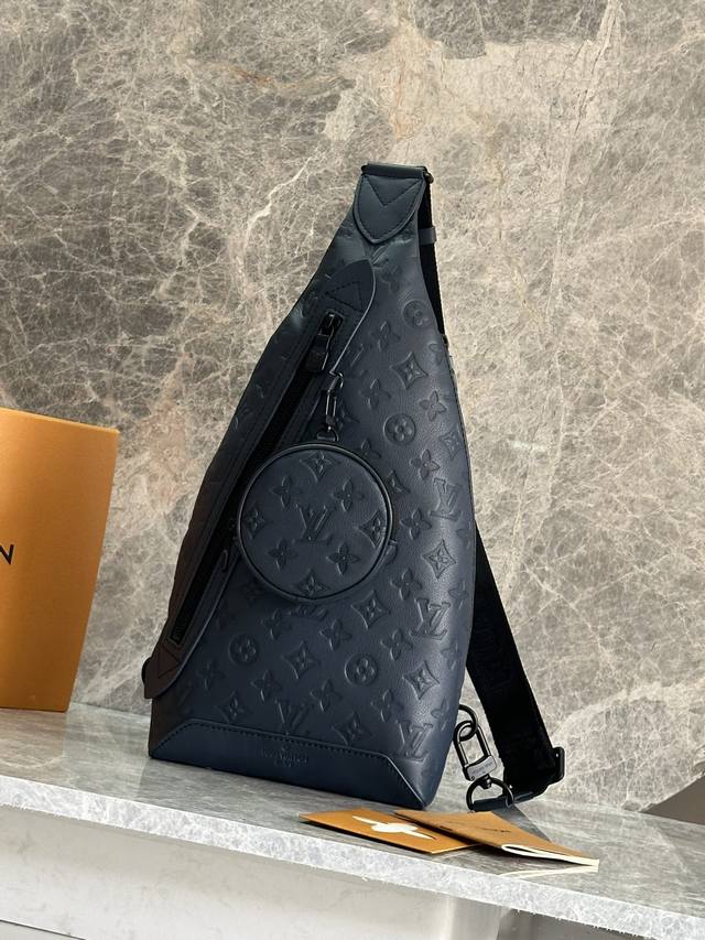 型号 M24467深蓝 全皮压花 顶级原单 变码芯片163C 胸包 Duo 单肩包 本款 Duo 单肩包以柔软牛皮革塑造贴身构型 成就传统双肩包之外的实用之选