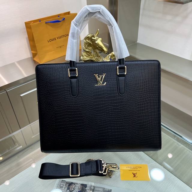 新品 Louis Vuitton 路易威登 最新公文包 不但包型做得好 而且品质也非常精细 采用进口鳄鱼纹牛皮制作 五金配套 双拉款 款式简单大方 型号 : 8