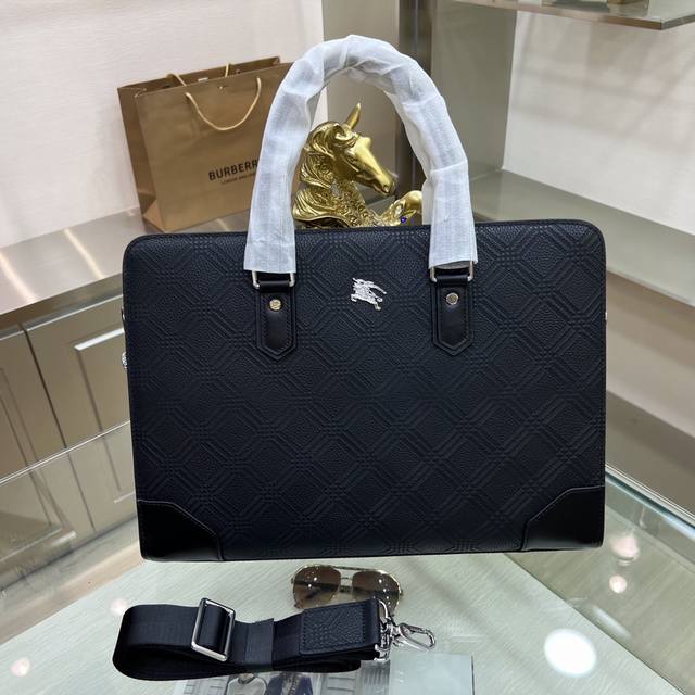 Burberry巴宝莉 男士公文包臻选格子纹牛皮 打造纤巧精致的版型 使其更具时尚 潮流 轻便又时尚 出门的必备之品 型号 20 -1 尺寸 39-7-28