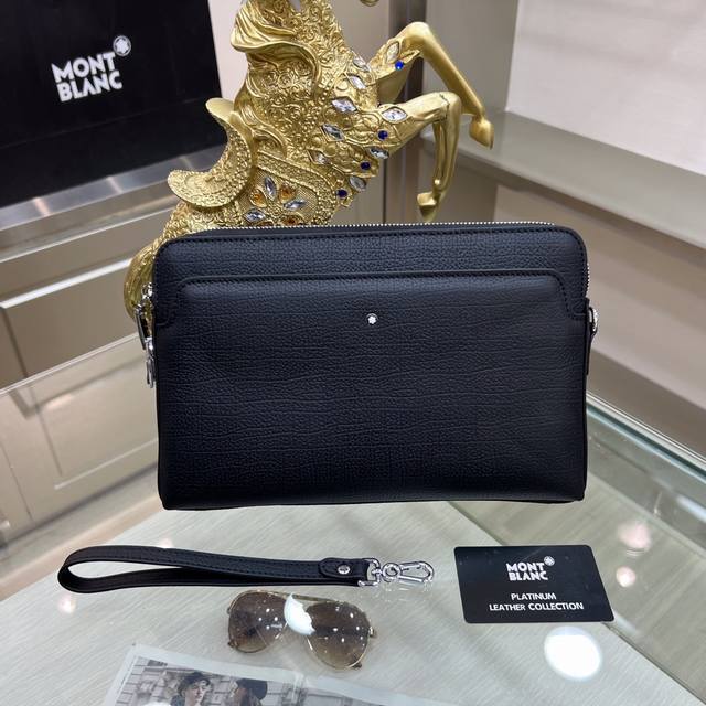 新品 Montblanc Lnternational 万宝龙 最新款手拿包 不但包型做得好 而且品质也非常精细 采用进口牛皮 半定型设计 带密码锁 款式简单大方