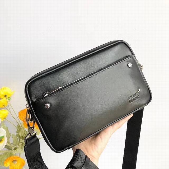 最新款来袭Montblanc International 万宝龙 斜挎两用包 进口顶级头层原版 手感舒适 皮质超柔 简单大气的Logo 高端休闲版型 品质气质同