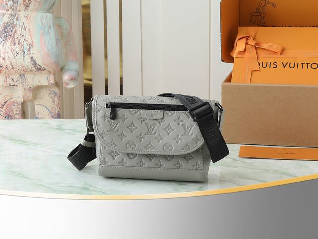 顶级原单 独家实拍 M14912灰色 全皮压花男 差包 pulse 邮差包 本款 pulse 邮差包采用 Monogram Shadow 压纹牛皮革和考究金属件