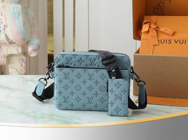 顶级原单 独家实拍 M14781浅蓝 全皮压花男包三件套 Trio 邮差包 M46602 本款 Trio 邮差包取材 Monogram Hr压纹牛皮革 拉链前袋