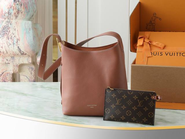 顶级原单 独家实拍 M25354棕色 M25352黑色 M25353米色 Low Key Hobo 小号手袋 Low Key Hobo 小号手袋为光滑牛皮革搭配