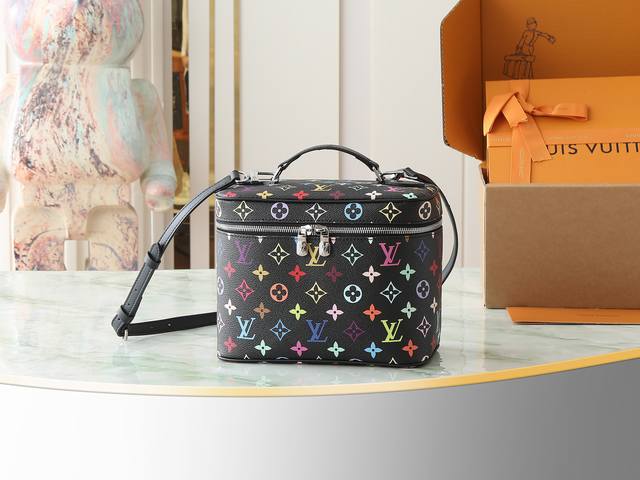 顶级原单 独家实拍 M42263黑彩 白彩 M42265 Lv村上隆Nice 化妆包以 Monogram印花以33种缤纷的色彩演绎 2025村上隆和Lv联名推出