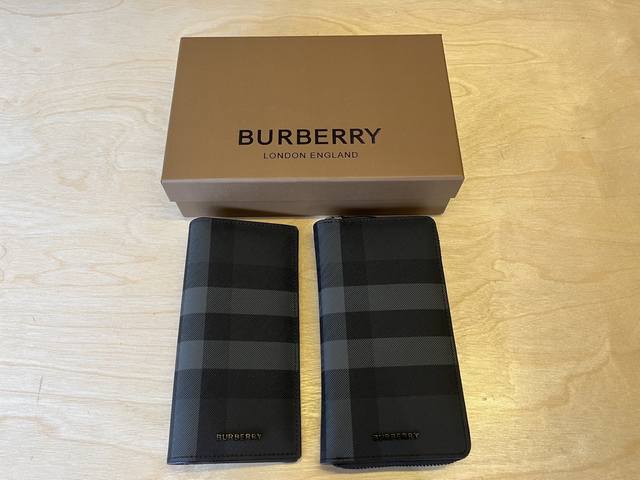 原单新款London 格纹拉链钱包 装饰标志性格纹设计 烟熏格子搭配进口粒面小牛皮 正面怖有 B立体字母徽栐 专柜品质 做工精细实物拍摄 灰格 尺寸19Cm*1