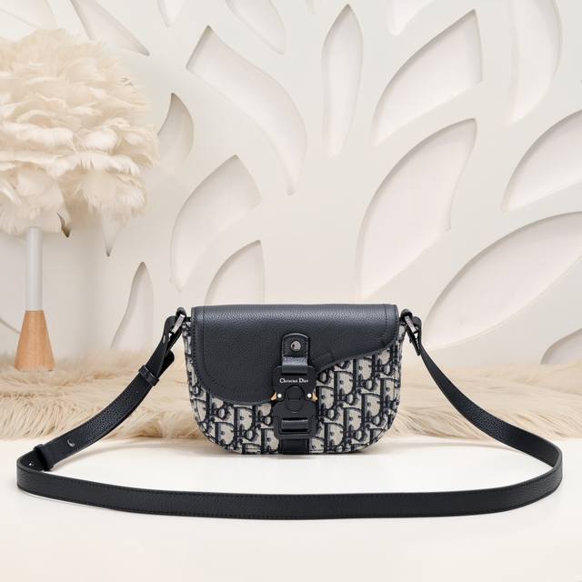 dior-迪奥专柜最新款信使包 马鞍手拿包官网同步 D906 蓝布配皮款 采用米色和黑色Oblique 印花 搭配黑色粒面小牛皮制作 搭配彰显马鞍风格审美的翻盖