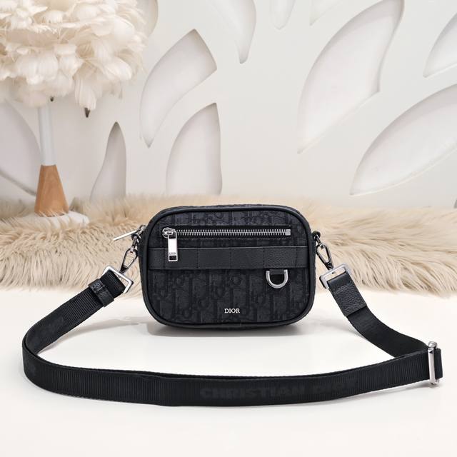 dior-迪奥专柜最新款信使包 斜挎包 单肩包官网同步 迷你款 原单品质 采用米色和黑色Oblique 印花面料精心制作 饰以黑色粒面牛皮革细节 拉链隔层和正面