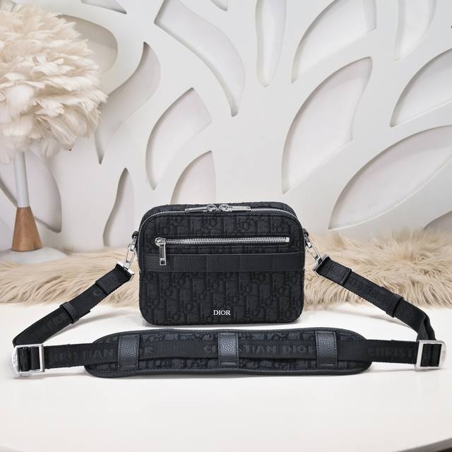 dior-迪奥专柜最新款信使包 斜挎包 单肩包官网同步 原单品质 采用米色和黑色Oblique 印花面料精心制作 饰以黑色粒面牛皮革细节 拉链隔层和正面口袋可收